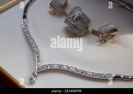Secretario Además Colonial Juego de joyas de diamantes de lujo Fotografía de stock - Alamy