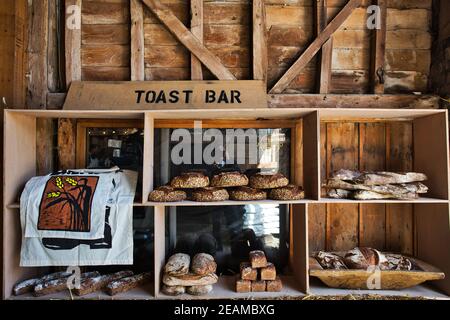 GRAN BRETAÑA / Inglaterra / Hertfordshire / varios panes de masa fermentada tradicionales en la exposición . Foto de stock