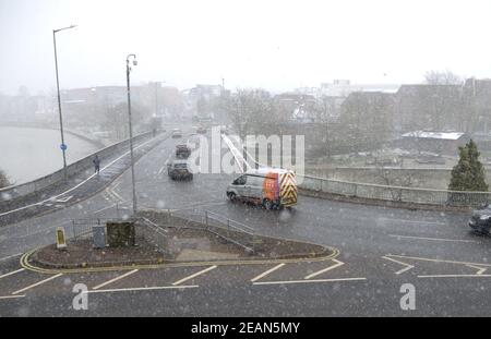 Maidstone, Reino Unido. 10 de febrero de 2021. Una segunda ola de nieve golpea la ciudad después de que el transporte fue interrumpido en el fin de semana. Crédito: Phil Robinson/Alamy Live News Foto de stock