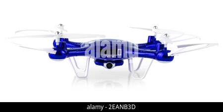 drone azul volando aislado sobre fondo blanco. Clsoe de vuelo drone Foto de stock