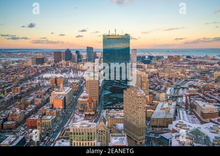 Vista aérea de Boston en Massachusetts, EE.UU. Por la noche Foto de stock