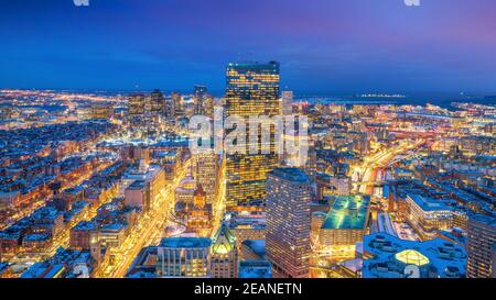 Vista aérea de Boston en Massachusetts, EE.UU. Por la noche Foto de stock