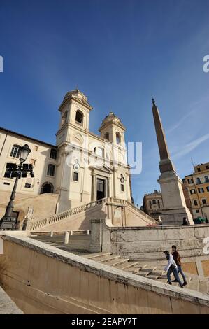 Italia, Roma, Piazza di Spagna, Plaza de España y la iglesia de Trinità dei Monti Foto de stock