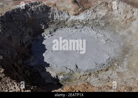 Géiser de barro del sol de manana, área geotermal de actividad volcánica en la alta altitud del altiplano de Bolivia, Sudamérica Foto de stock