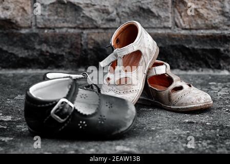 Trágico Asombrosamente Elevado dos pares de zapatos usados para niños Fotografía de stock - Alamy
