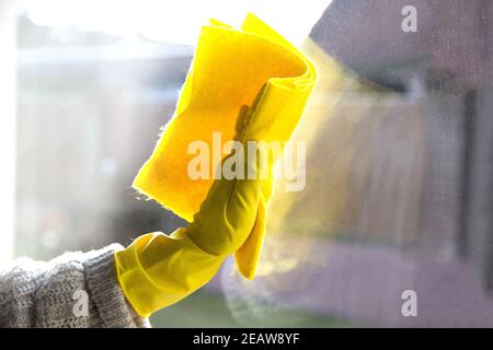Paño De Microfibra Amarillo Para Limpiar En Un Rollo Aislado Sobre