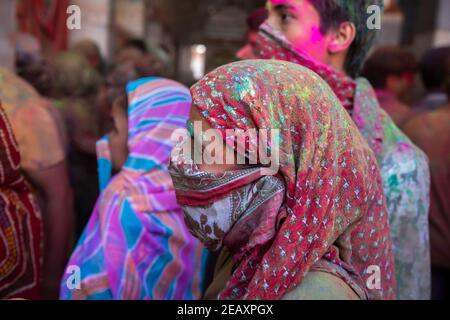 Jodhpur, rajastha, india - 20 de marzo de 2020: Mujer cubriendo su cara con bufanda, jugando al festival de holi. Foto de stock