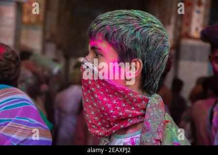 Jodhpur, rajastha, india - 20 de marzo de 2020: Hombre cubriendo su rostro con tela, jugando al festival de holi. Foto de stock