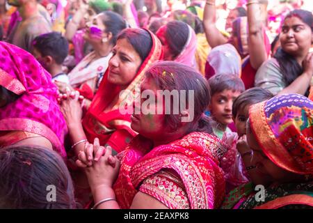 Jodhpur, rajastha, india - 20 de marzo de 2020: Mujeres indias celebrando el Festival de Holi. Cara cubierta con polvo de color. Foto de stock