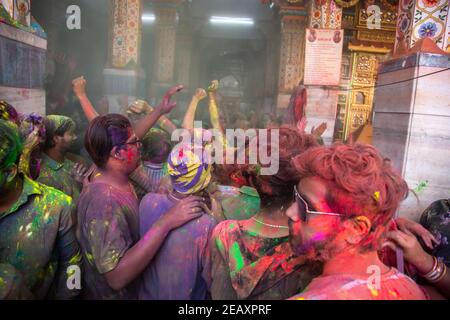 Jodhpur, rajastha, india - 20 de marzo de 2020: La gente de la india celebrando el festival del holi, cara cubierta con polvo coloreado. Foto de stock