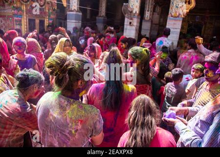Jodhpur, rajastha, india - 20 de marzo de 2020: La gente de la india celebrando el festival del holi, cara cubierta con polvo coloreado. Foto de stock