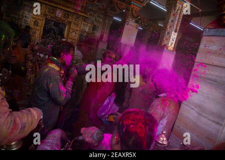 Jodhpur, rajastha, india - 20 de marzo de 2020: La gente india celebrando el festival del holi lanza polvo coloreado. Foto de stock