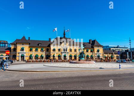 UPPSALA, SUECIA, 22 DE ABRIL de 2019: Vista de la estación de tren principal en la ciudad sueca de Uppsala Foto de stock