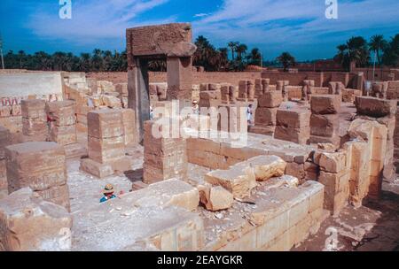 Abydos - una de las ciudades más antiguas y complejo de templos en el antiguo Egipto, Alto Nilo. Restos del Templo de Ramsés II Análisis de archivo de una diapositiva. Febrero de 1987. Foto de stock