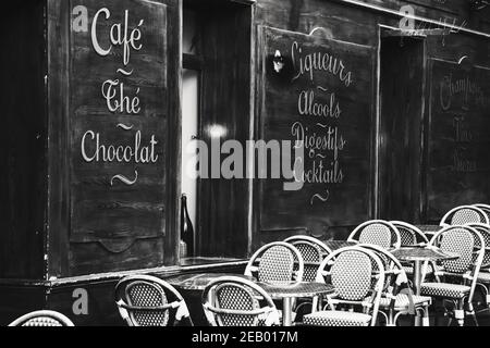 PARÍS, FRANCIA - 14 DE FEBRERO de 2019: Tradicional café parisino Le Mouffetard en la famosa calle Mouffetard. Foto histórica en blanco negro