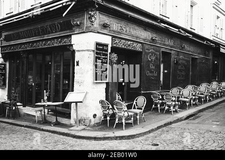 PARÍS, FRANCIA - 14 DE FEBRERO de 2019: Tradicional café parisino le Mouffetard en la famosa calle Mouffetard que es popular mercado abierto y vida nocturna stre