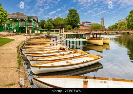 Botes de remo amarrados en el río Avon con el RSC Theatre y Tramway en el fondo, Stratford upon Avon, Inglaterra Foto de stock