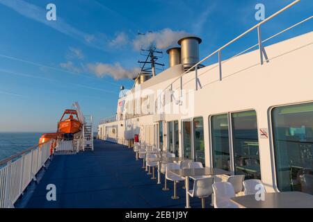 Gedser Dinamarca - Abril 19. 2018: Scandlines ferry Copenhague que navega entre la ciudad danesa de Gedser y la ciudad alemana de Rostock Foto de stock
