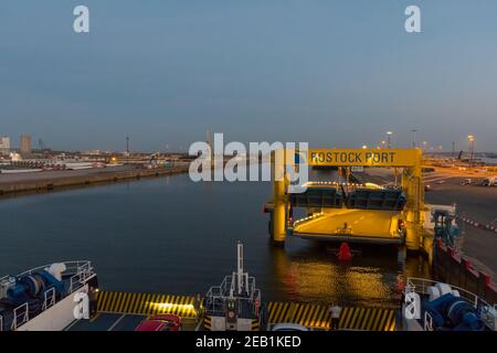 Rostock Alemania - Abril 19. 2018: El ferry Scandlines llega al puerto de Rostock Foto de stock