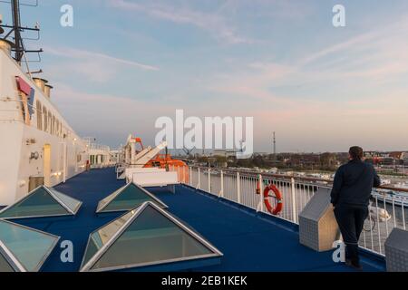 Rostock Alemania - Abril 19. 2018: Pasajero a bordo de un ferry Scandlines mirando la hermosa vista Foto de stock
