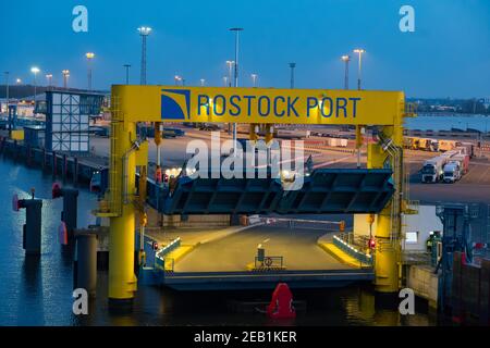 Rostock Alemania - Abril 19. 2018: Rampa de ferry en el puerto de Rostock Foto de stock