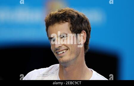 Tenis - Abierto de Australia - Melbourne Park, Australia - 27/1/11 Gran Bretaña Andy Murray entrena en Rod Laver Arena crédito obligatorio: Action Images / Jason o'Brien Livepic