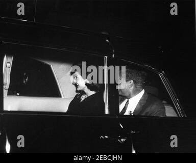 La Presidenta Kennedy saluda a la primera Dama Jacqueline Kennedy (JBK) en la base de la Fuerza Aérea Andrews al regresar de su viaje a la India y Pakistán, a las 7:25 PM. El Presidente John F. Kennedy y la primera Dama Jacqueline Kennedy se sientan en el asiento trasero de un automóvil en la terminal del Servicio de Transporte aéreo Militar (MATS), en el Aeropuerto Nacional de Washington, Washington, D.C., la Presidenta saludó a la primera Dama en el aeropuerto al regresar de su viaje a la India y Pakistán.