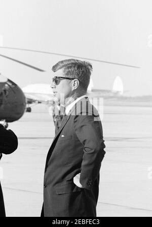 Ceremonias de llegada para Harold Macmillan, primer Ministro de Gran Bretaña, 4:50PM. El Presidente John F. Kennedy (con gafas de sol) asiste a las ceremonias de llegada en honor del primer Ministro de Gran Bretaña, Harold Macmillan. Andrews Air Force base, Maryland.
