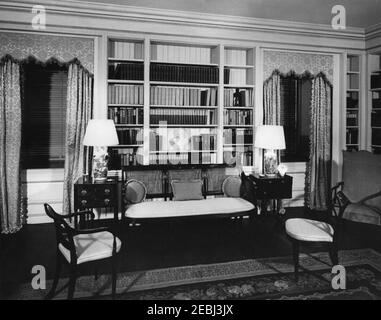 Primera Dama Jacqueline Kennedy (JBK) abre la Biblioteca de la Casa Blanca reformada. Vista de la Biblioteca reformada de la Casa Blanca; la restauración de la Biblioteca fue un regalo del Instituto Americano de Diseñadores de Interiores (AID). Washington, D.C.