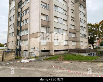 Estrasburgo, Francia - 17 de octubre de 2020: Alta vivienda abandonada edificio de apartamentos a Loyer Módere, generalmente llamado HLM, es una forma de vivienda de bajos ingresos en Francia, y otros países de habla francesa Foto de stock