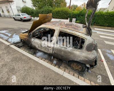 Estrasburgo, Francia - 17 de octubre de 2020: Quemó Renault mini coche en la calle de Estrasburgo en el barrio malo Foto de stock