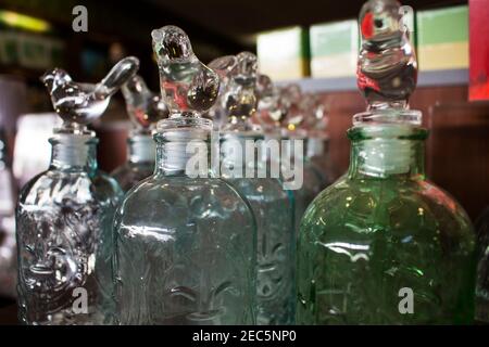 botella, botella de vidrio, tapa de botella, botellas, botellas de vidrio,  instrumental de vidrio, tapones para botellas Fotografía de stock - Alamy