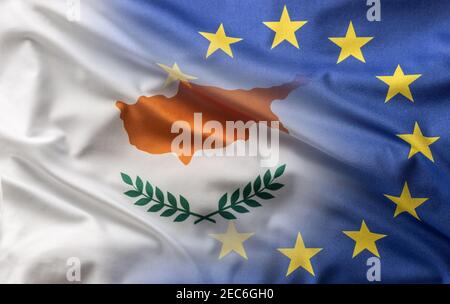 Banderas de Chipre y la UE soplando en el viento. Foto de stock