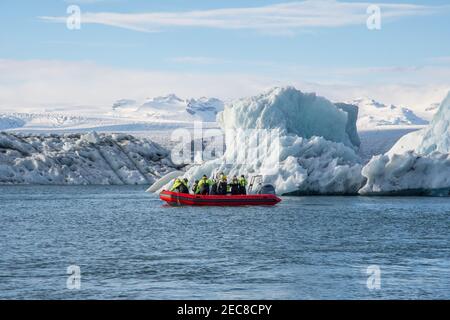 Jokulsarlon Islandia - Oktober 7. 2018: Excursión en barco Zodiac por la laguna de hielo Jokulsarlon