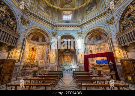 Iglesia de Santa Maria di Loreto cerca de la Plaza de Venecia en Roma, Italia.