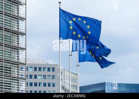 Banderas europeas de la UE frente al edificio Berlaymont, sede de la Comisión Europea, Bruselas, Bélgica