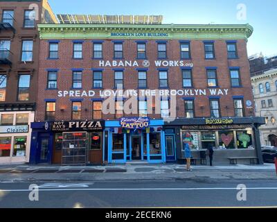 Brooklyn Love Building en Fulton Street en el barrio Fort Greene de Brooklyn, Nueva York. Foto de stock