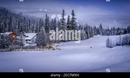 Christmas Card escena del paisaje de nieve en la estación de esquí de Sun Peaks en las tierras altas de Shuswap de British Columbia, Canadá