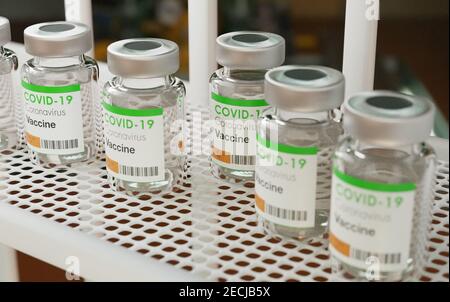 Viales de vacuna covid-19 para pruebas en laboratorio Foto de stock