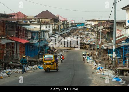 Mercado frente al mar en el centro de Monrovia, Liberia Foto de stock