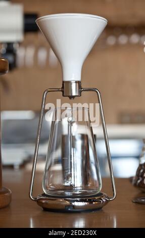 Cafetera manual de cristal con filtro y café recién hecho en el interior  sobre una mesa de madera Fotografía de stock - Alamy