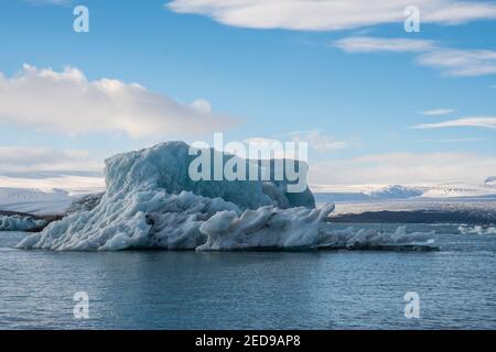 Icebergs en la laguna del glaciar Jokulsarlon en el sur de Islandia