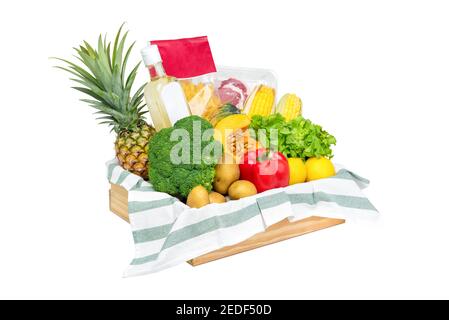 Comestibles frescos y saludables y verduras de supermercado inwood bandeja caja aislado sobre fondo blanco Foto de stock
