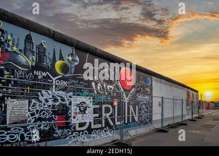 Berlín, Alemania - 10 de mayo de 2017 : puesta del sol del horizonte de la ciudad en la galería lateral del Muro de Berlín este