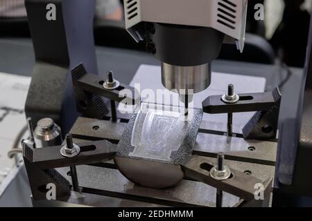 Fresadora automática de torneado que corta la pieza de metal en fábrica - de cerca Foto de stock