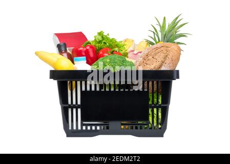 Cesta negra de compras llena de alimentos y comestibles, estudio grabado aislado sobre fondo blanco Foto de stock