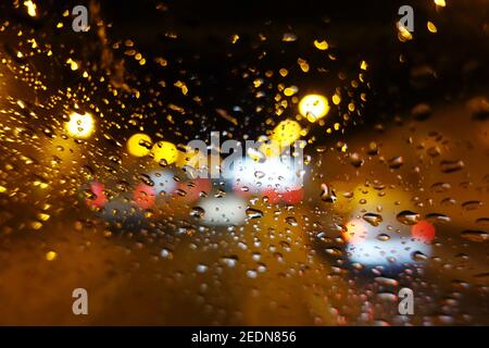 03.03.2020, Berlín, , Alemania - Foto simbólica: Mala visibilidad en la autopista en un túnel durante la lluvia. 00S200303D195CAROEX.JPG [VERSIÓN DEL MODELO: NO,