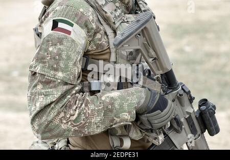 Soldado con rifle de asalto y bandera de Kuwait en uniforme militar. Collage. Foto de stock