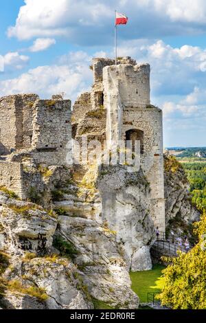 Podzamcze, Polonia - 25 de agosto de 2020: Murallas de defensa y torres del castillo medieval de Ogrodzieniec, parte de la ruta de los nidos de las águilas en Silesia Foto de stock