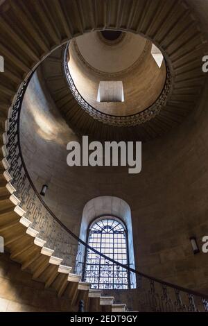 La escalera del decano, la Catedral de San Pablo, vista arriba escaleras de caracol hechas famoso como el hueco de la escalera de la Divinación en las películas de Harry Potter, Londres, Reino Unido